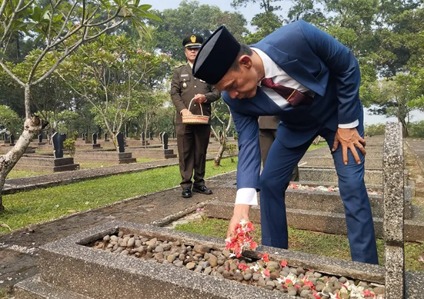 Sambut HUT ke-81 TNI, Jaro Ade Tabur Bunga di TMP Pondok Rajeg